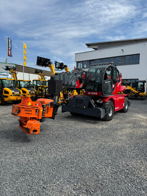 Rote Trägermaschine mit angebautem Wurzelfräsaggregat auf dem Firmengelände – Technik für Stubbenfräsung.